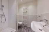 Badezimmer - Eine Wohnung, viele Möglichkeiten – stilvoll sanierte Altbauwohnung