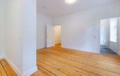 Wohnzimmer - Eine Wohnung, viele Möglichkeiten – stilvoll sanierte Altbauwohnung