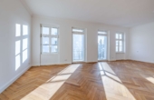Wohnzimmer - The E of Berlin – Eine Wohnung, die sich den Bedürfnissen anpasst – hell und modern gestaltet
