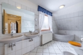 Badezimmer 1. OG - Zweifamilienhaus mit Potenzial – Ein Ort für Ihre Zukunft