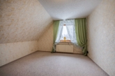 Schlafzimmer 1. OG - Zweifamilienhaus mit Potenzial – Ein Ort für Ihre Zukunft