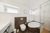 Dusche und Wanne - Modernes Wohnen im stilvollen Bungalow