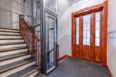 Treppenhaus mit Aufzug - Exklusive und sanierte Altbauwohnung im Herzen von Uhlenhorst